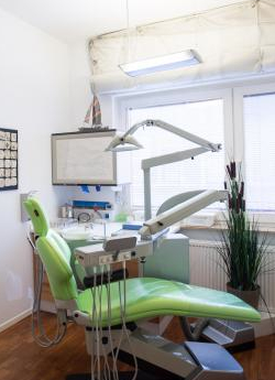Behandlungsstuhl im Behandlungszimmer der kieferorthopädischen Praxis Dr. Köneke in Kiel
